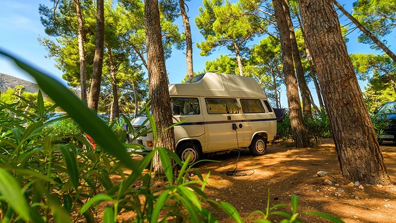 Camper gelegen op een heerlijk Superior perceel in de schaduw