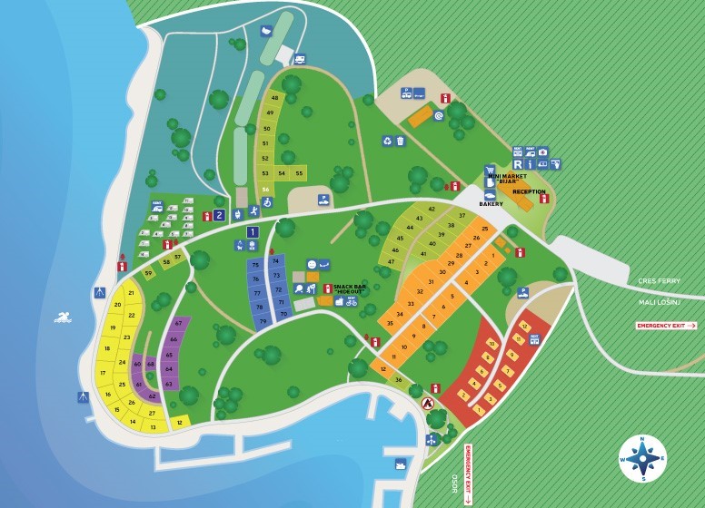 Kaart van een camping met genummerde percelen en voorzieningen op een eiland